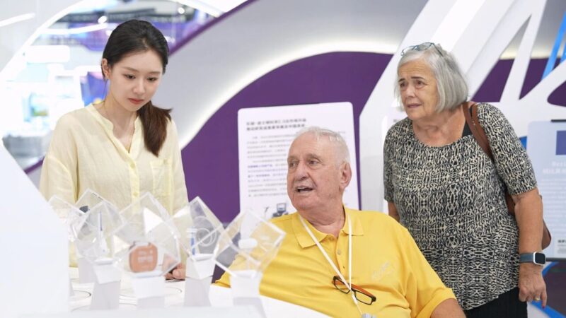 Mustafa (center) and his wife Jill (right) visit the medical device exhibition accompanied by staff from the International Medical Tourism Department of Lecheng Cultural Industry Company.